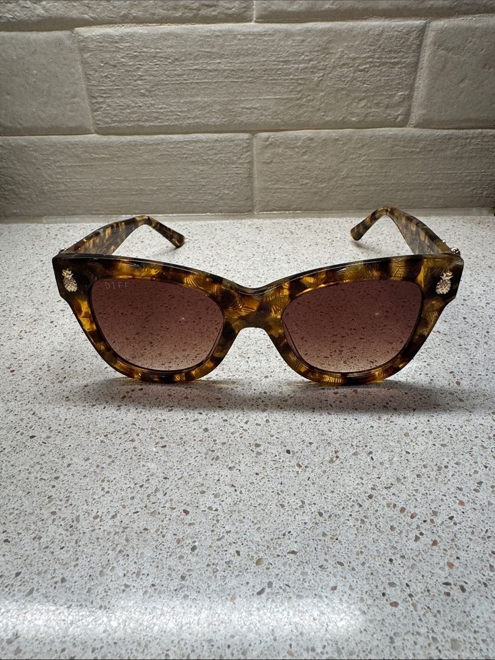 Diff Eyewear x The White Lotus Hawaii Pineapple Sunglasses with Case and Cloth - Picture 5 of 11
